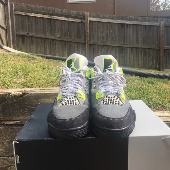 Jordan 4 SE size 10 - Picture 3 of 6
